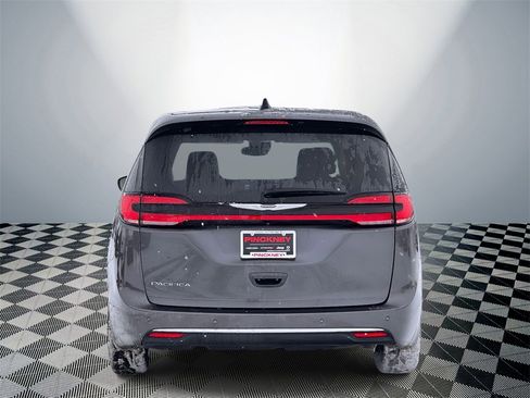 Used 2023 Chrysler Pacifica Touring-L image 6