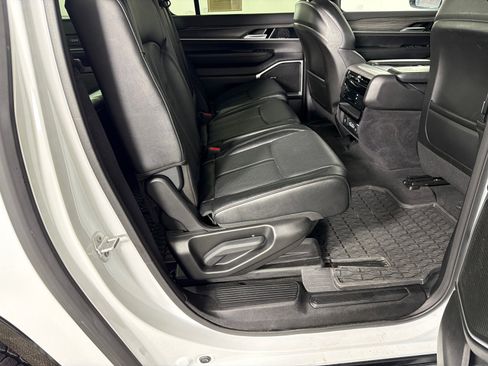Used 2024 Jeep Wagoneer L Series II w/ Flexible Seating Group RWD image 16