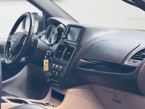 Used 2019 Dodge Grand Caravan SXT image 2