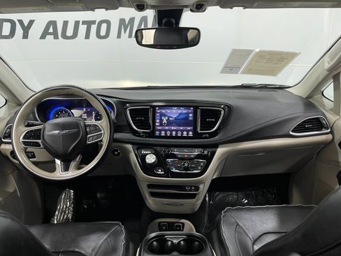 Used 2020 Chrysler Pacifica Limited FWD image 18