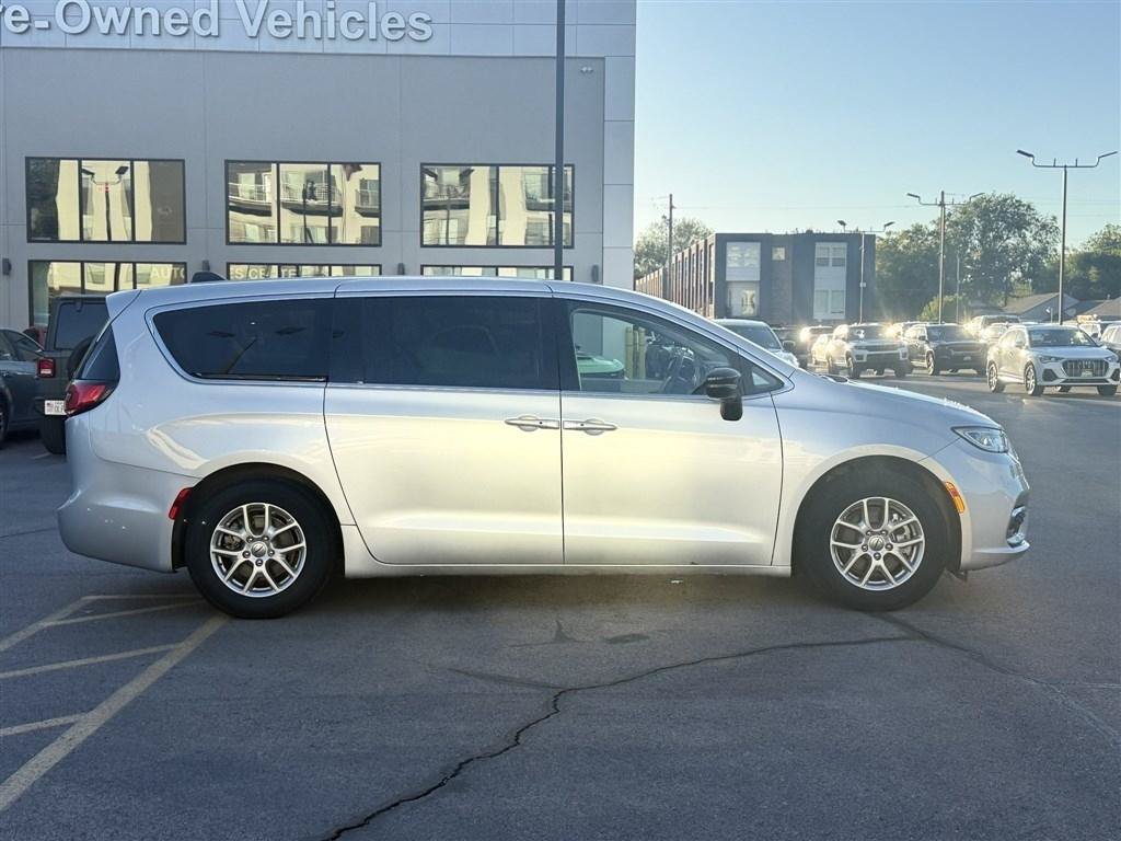 Used 2024 Chrysler Pacifica Touring-L FWD image 8