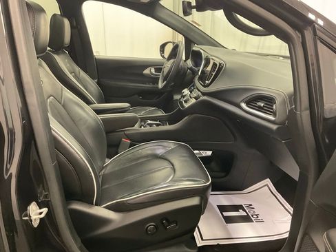 Used 2024 Chrysler Pacifica Premium image 29