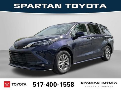 Used 2025 Toyota Sienna XLE FWD image 1