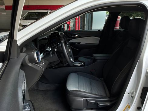 Used 2025 Chevrolet Trax LT w/ LT Convenience Package FWD image 10