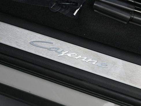Certified 2025 Porsche Cayenne AWD/4WD image 26