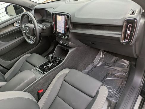 Certified 2023 Volvo C40 Recharge Core image 33