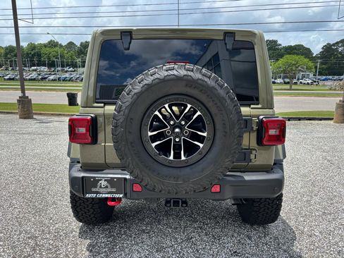 Used 2025 Jeep Wrangler Unlimited Rubicon AWD/4WD image 5