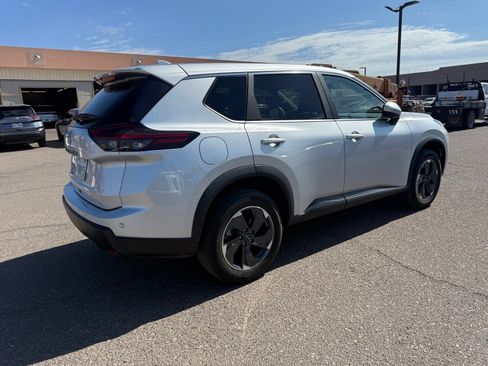 Certified 2025 Nissan Rogue SV FWD image 4