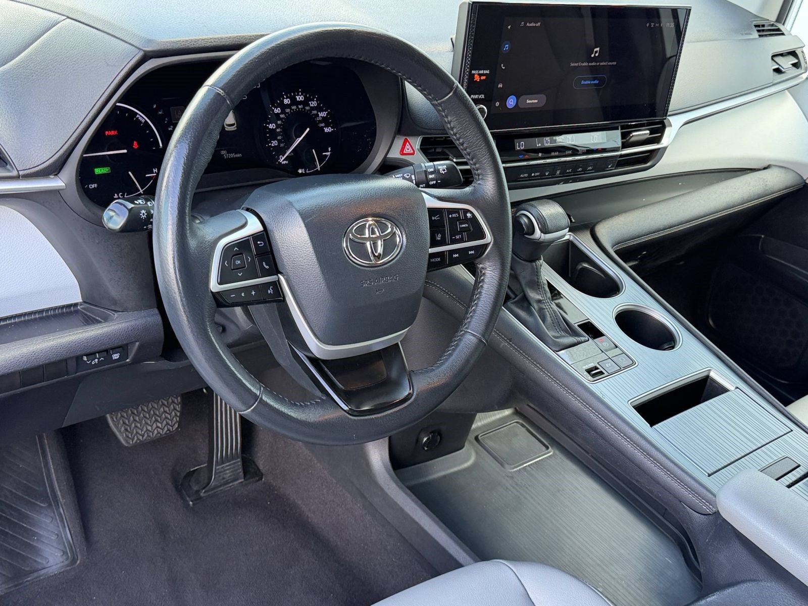 Used 2025 Toyota Sienna XLE FWD image 4