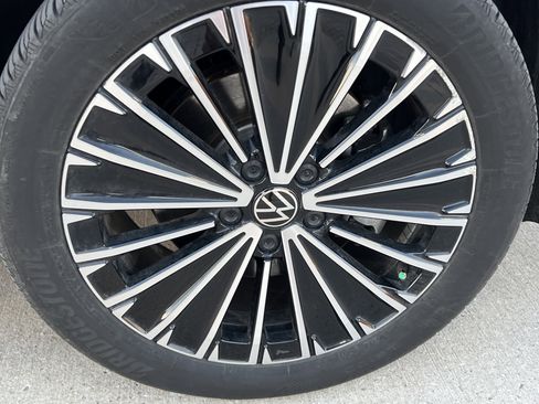 Used 2025 Volkswagen Taos SE w/ Panoramic Sunroof Package image 12