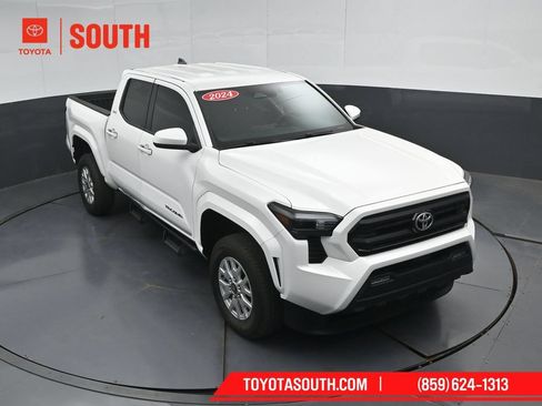 Used 2024 Toyota Tacoma SR5 AWD/4WD image 44