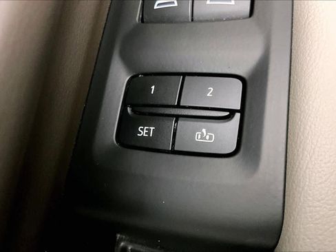 Used 2023 GMC Yukon SLT w/ SLT Luxury Package RWD image 34