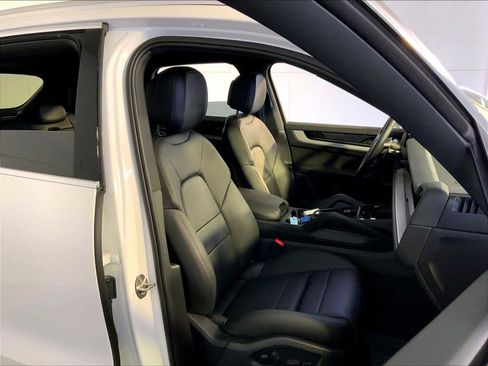 Certified 2026 Porsche Cayenne AWD/4WD image 18