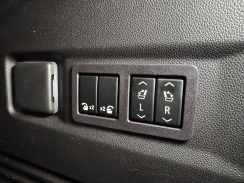 Used 2023 GMC Yukon Denali Ultimate image 31