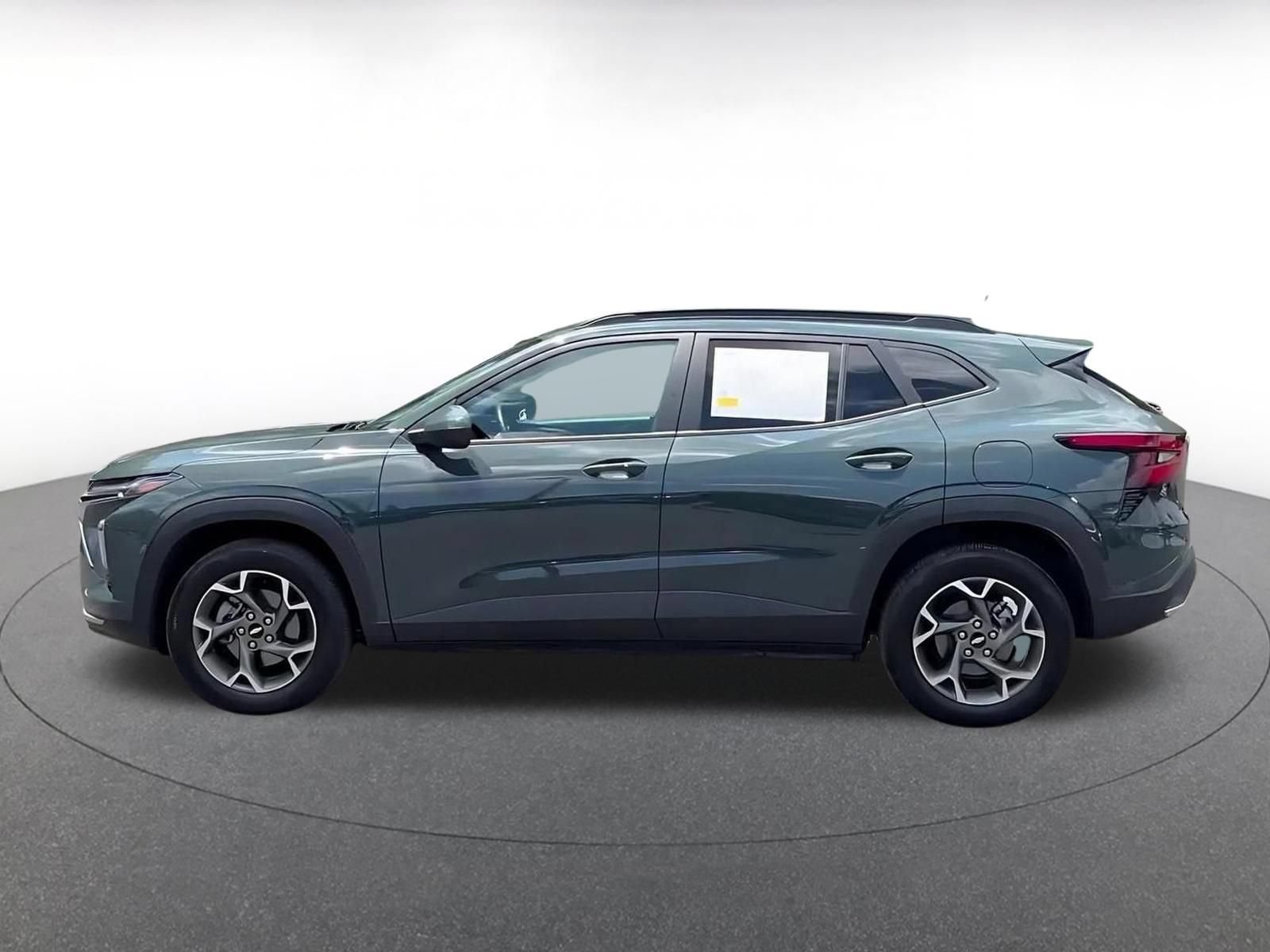 Used 2025 Chevrolet Trax LT w/ LT Convenience Package FWD image 8
