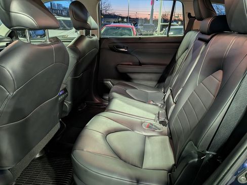 Used 2022 Toyota Highlander XLE image 10