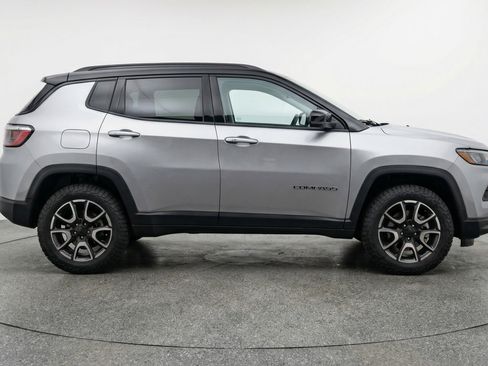 Used 2025 Jeep Compass Trailhawk AWD/4WD image 11