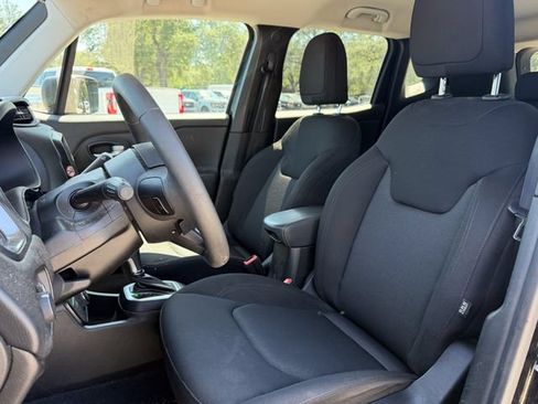 Used 2023 Jeep Renegade Latitude AWD/4WD image 7