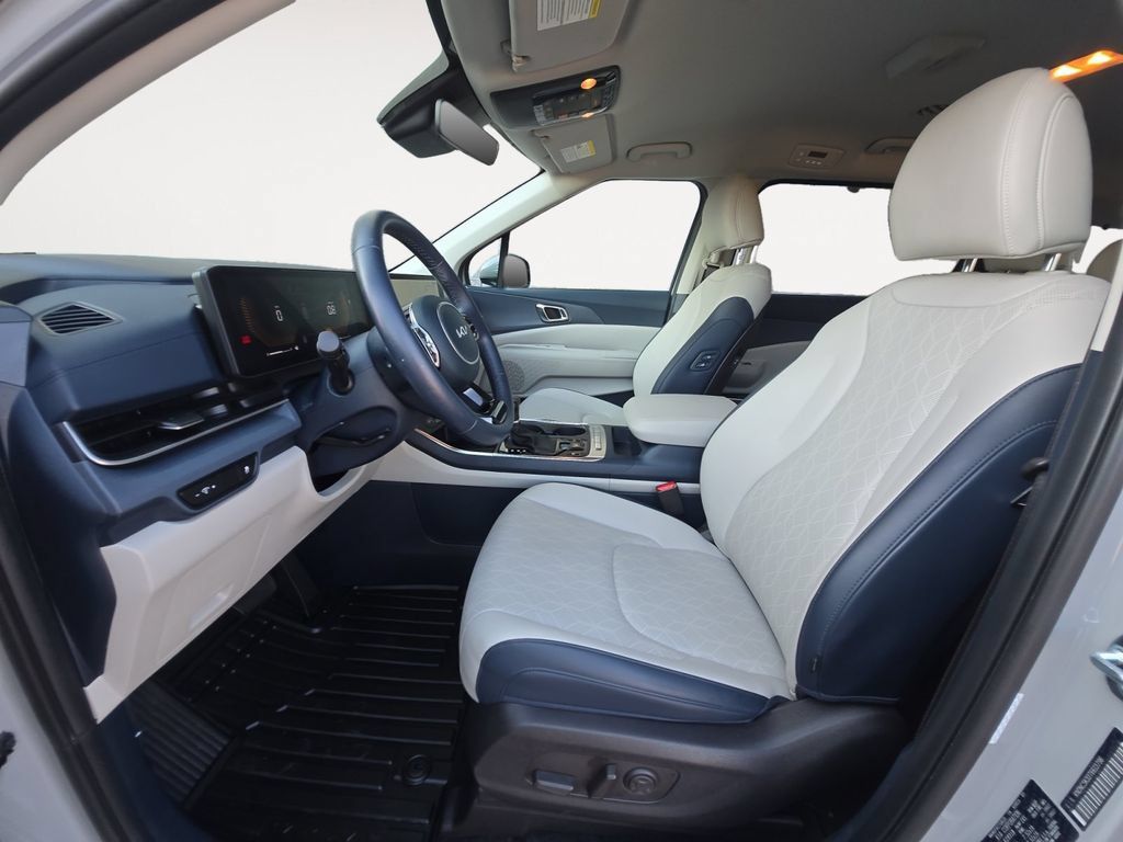 Used 2026 Kia Carnival EX FWD image 16