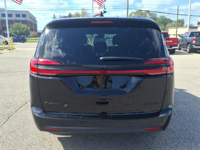 Used 2025 Chrysler Pacifica Limited FWD image 6