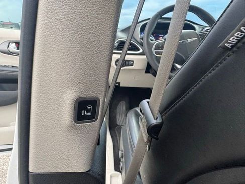 Used 2023 Chrysler Pacifica Touring-L FWD image 25
