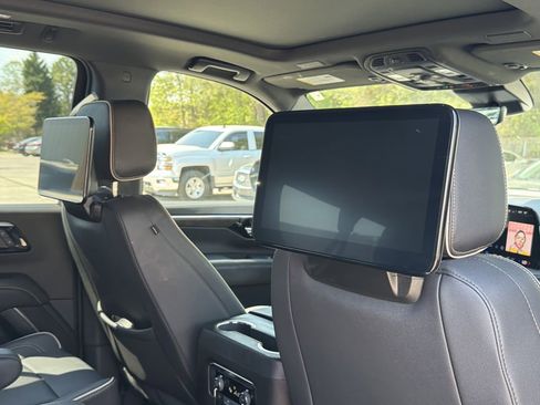 Used 2025 Chevrolet Suburban Premier AWD/4WD image 15