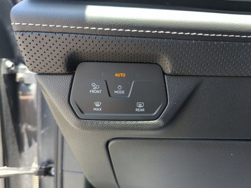 Used 2024 Volkswagen Atlas Cross Sport SE FWD image 42