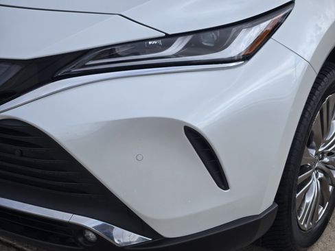 Used 2024 Toyota Venza XLE image 6