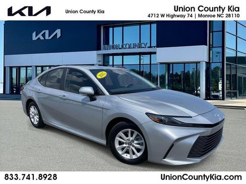 Used 2025 Toyota Camry LE w/ Convenience Package FWD image 1