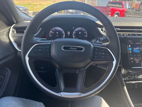 New 2025 Jeep Grand Cherokee Altitude image 11