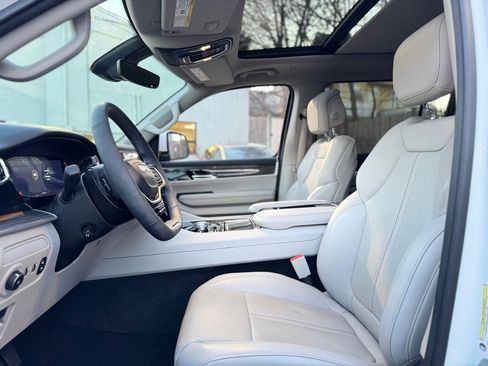 Used 2022 Jeep Wagoneer Series III w/ Premium Group I image 19