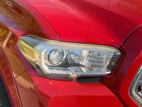 Used 2016 Toyota Tacoma TRD Sport w/ Towing Package image 4