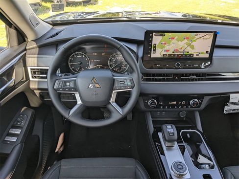 New 2025 Mitsubishi Outlander SE image 17