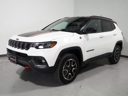 Used 2025 Jeep Compass Trailhawk AWD/4WD image 9