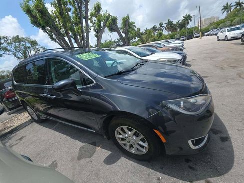 Used 2020 Chrysler Pacifica Touring-L w/ Advanced Safetytec Group image 3