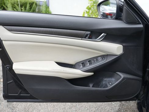 Used 2018 Honda Accord EX image 18