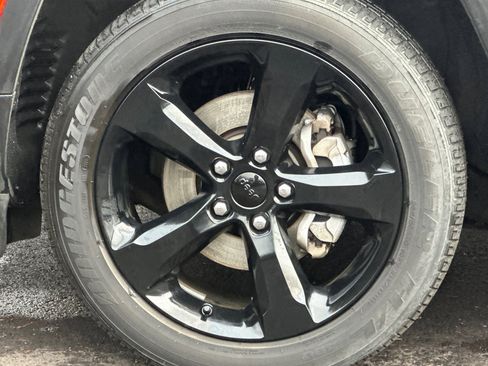 Used 2023 Jeep Grand Cherokee Altitude image 32