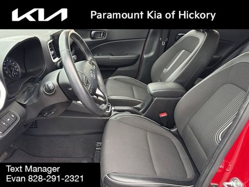 Used 2022 Hyundai Venue Limited image 16