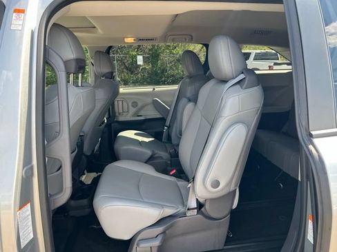 Used 2021 Toyota Sienna XLE FWD image 27