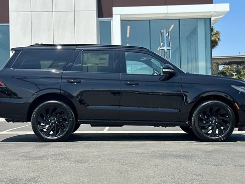 New 2026 Lincoln Navigator Reserve w/ Jet Appearance Package AWD/4WD image 2