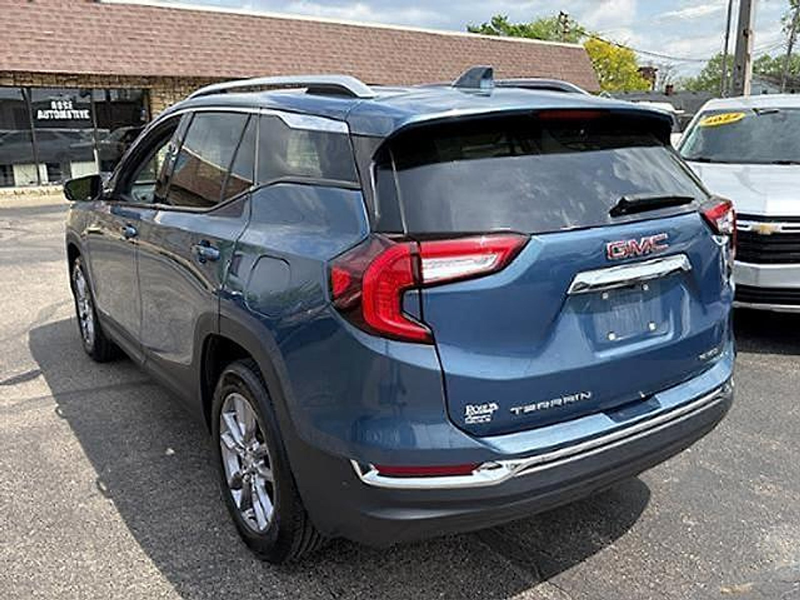 Used 2024 GMC Terrain SLT AWD/4WD image 5