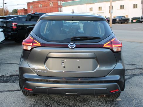 Used 2021 Nissan Kicks S image 4