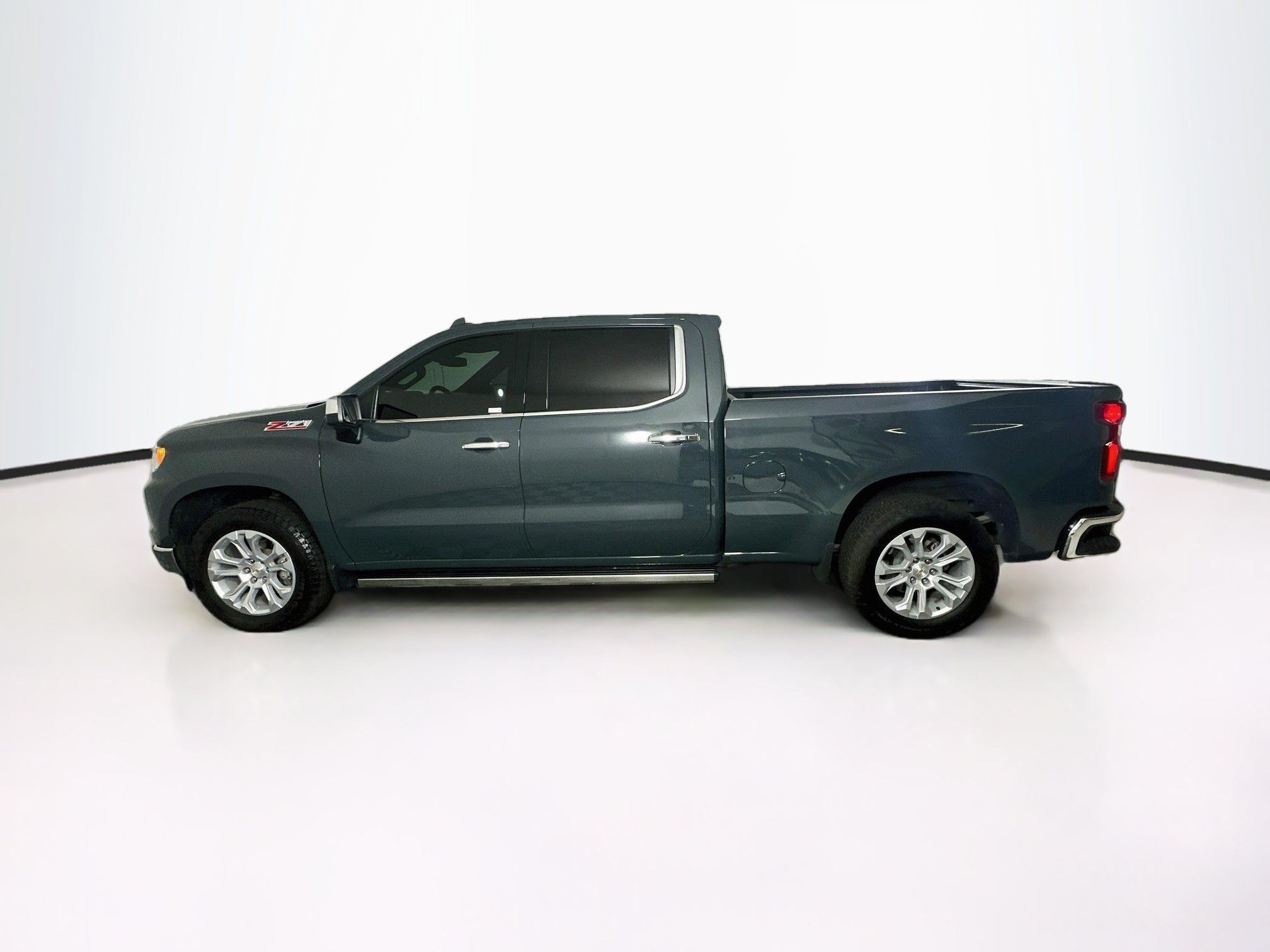 Used 2025 Chevrolet Silverado 1500 LTZ AWD/4WD image 4