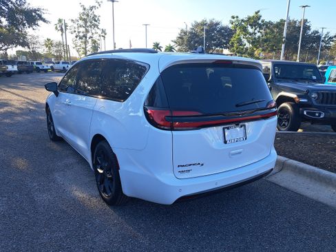 New 2026 Chrysler Pacifica Select image 3