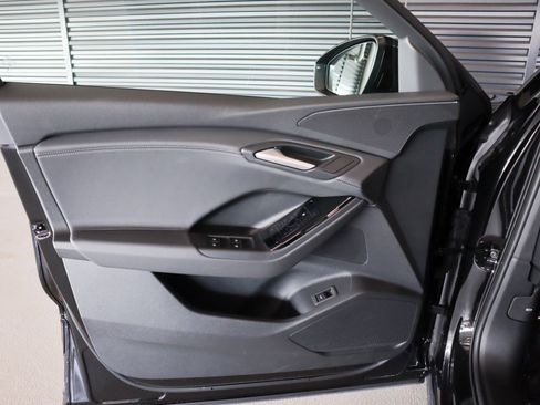 Used 2025 Audi Q6 e-tron Premium image 25