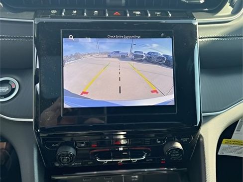 New 2025 Jeep Grand Cherokee Altitude image 18