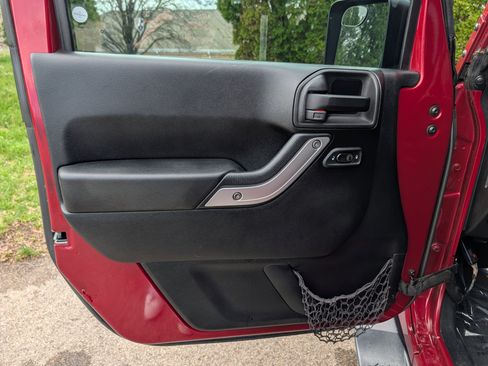 Used 2013 Jeep Wrangler Unlimited Rubicon w/ Connectivity Group image 28