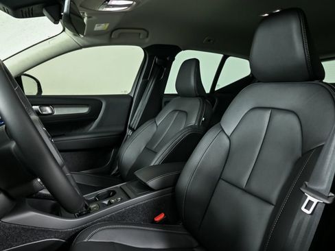 New 2026 Volvo XC40 B5 Core w/ Climate Package image 5