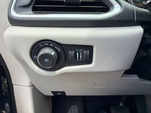 Used 2024 Chrysler Pacifica Limited FWD image 36