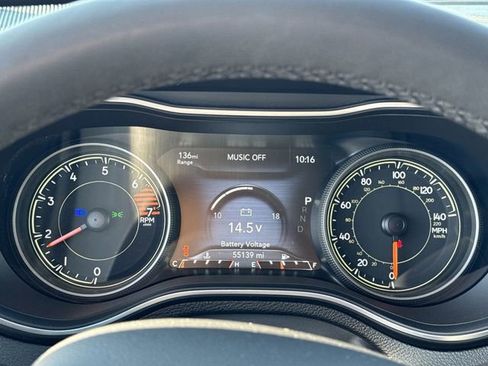 Used 2023 Jeep Cherokee Altitude Lux image 14